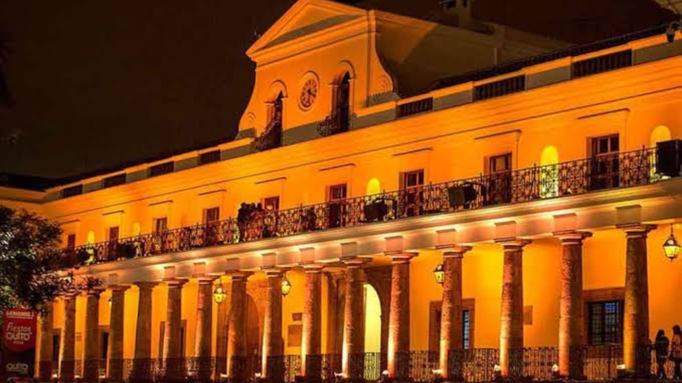 Foto nocturna del palacio de gobierno de Ecuador