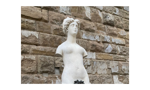 Fragmento de foto de una escultura de mujer sin brazos