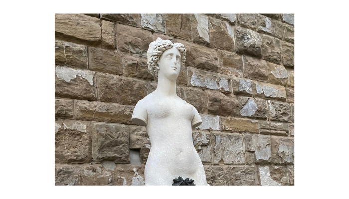 Fragmento de foto de una escultura de mujer sin brazos