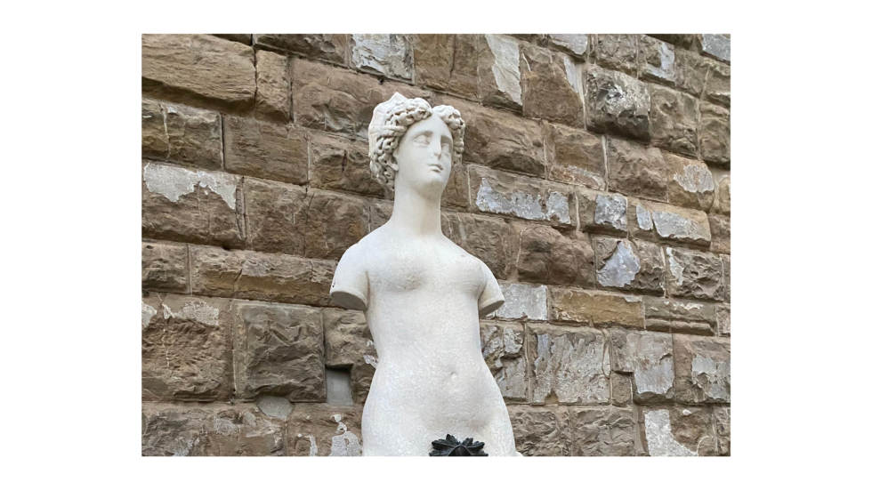 Fragmento de foto de una escultura de mujer sin brazos