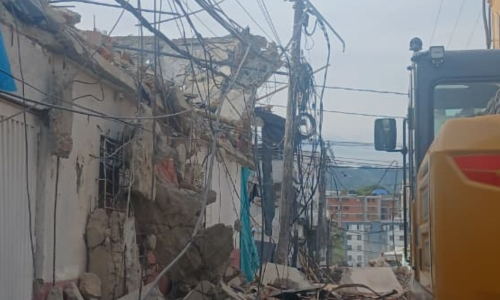 Destrucción en casas causada por el terremoto.