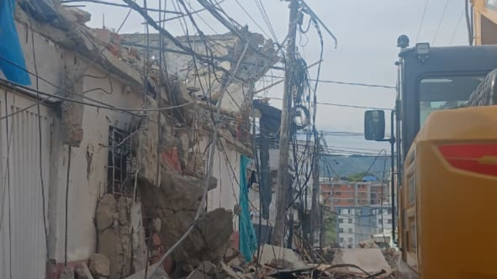 Destrucción en casas causada por el terremoto.