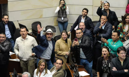 Foto de varios congresistas en debate