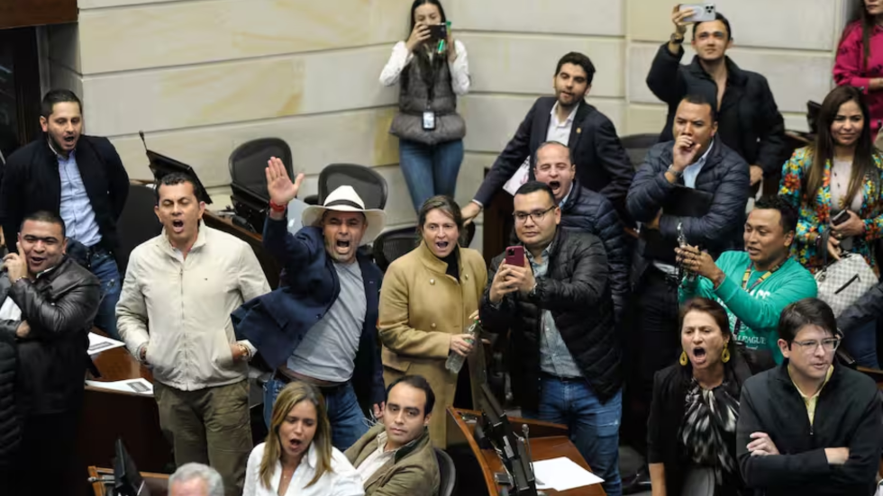 Foto de varios congresistas en debate