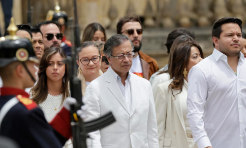 Gustavo Petro vestido de blanco, saliendo de la Casa de Nariño