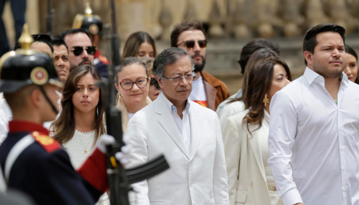 Gustavo Petro vestido de blanco, saliendo de la Casa de Nariño
