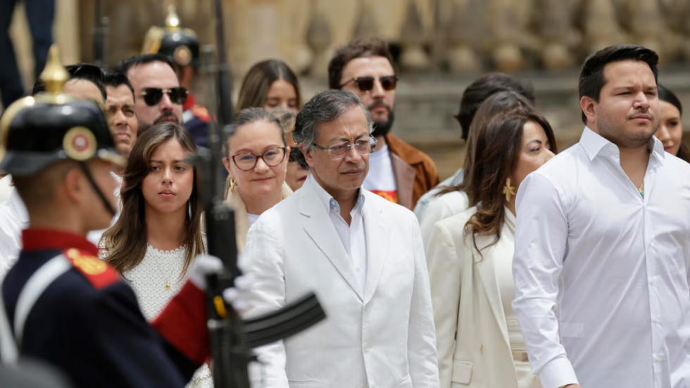 Gustavo Petro vestido de blanco, saliendo de la Casa de Nariño