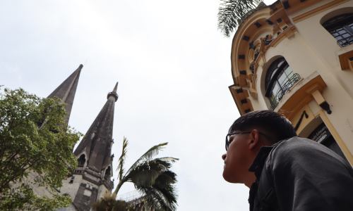 El guía turístico Samuel David Lotero Rivas frente a la Catedral de Manizales.