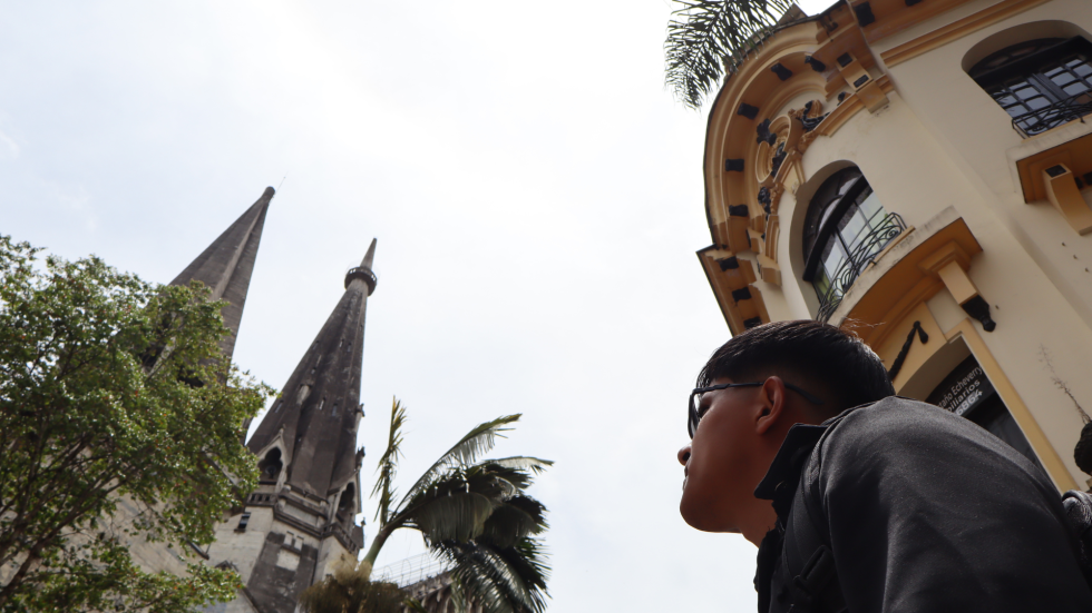 El guía turístico Samuel David Lotero Rivas frente a la Catedral de Manizales.
