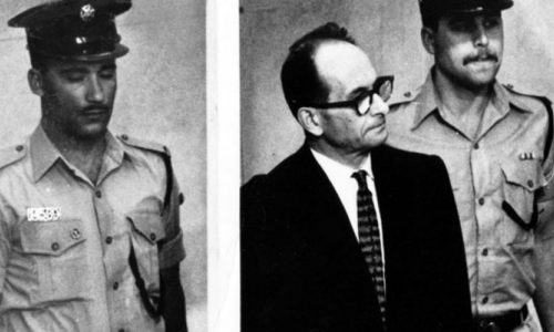 Dos imágenes antiguas, en blanco y negro, de un hombre detenido, Adolf Eichmann, custodiado por un policía
