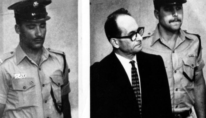 Dos imágenes antiguas, en blanco y negro, de un hombre detenido, Adolf Eichmann, custodiado por un policía