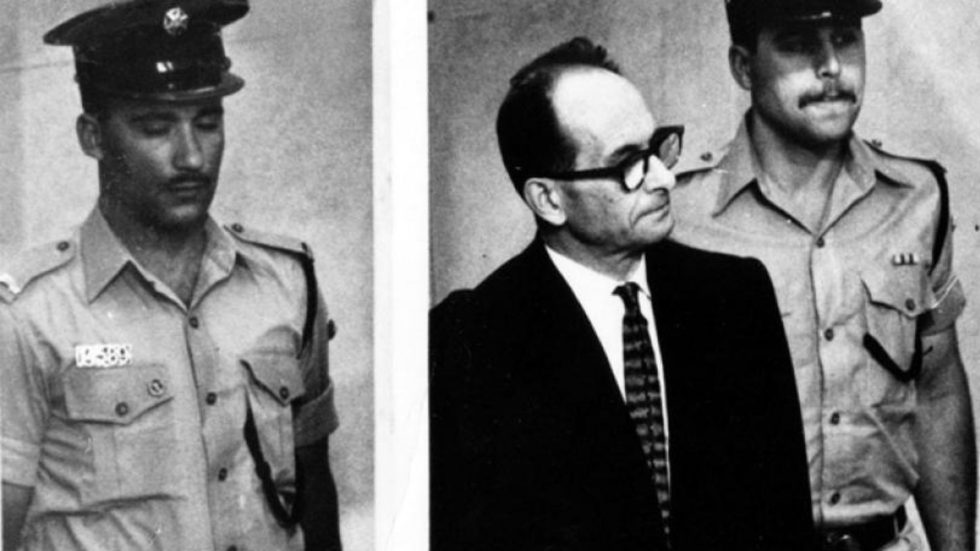 Dos imágenes antiguas, en blanco y negro, de un hombre detenido, Adolf Eichmann, custodiado por un policía