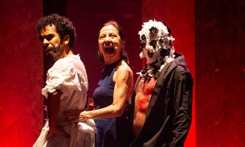 La compañía teatral Aquela, de Río de Janeiro, presentó una adaptación de Las venas abiertas de América Latina, el libro del uruguayo Eduardo Galeano.