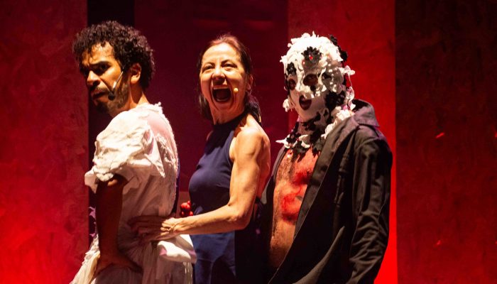 La compañía teatral Aquela Cia, de Río de Janeiro, presentó una adaptación de Las venas abiertas de América Latina, el libro del uruguayo Eduardo Galeano.