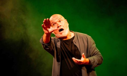 Santiago Sánchez, director de la compañía L´om Imprevís, protagoniza el monólogo ¿De dónde venimos? que se presentó en El Galpón.