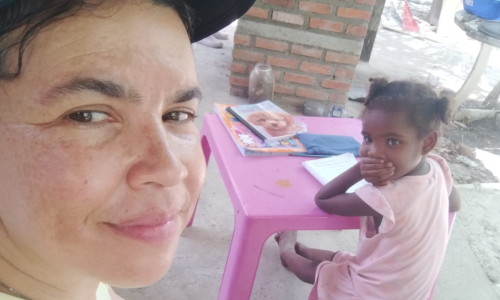 Foto de Paola Varela en modo selfie con una de las niñas de la comunidad de Orika en la que trabajó.