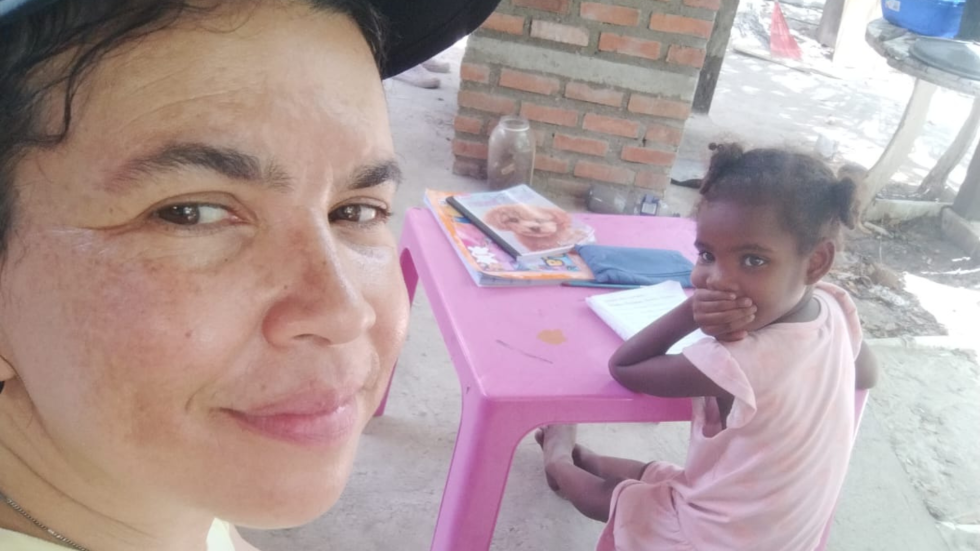 Foto de Paola Varela en modo selfie con una de las niñas de la comunidad de Orika en la que trabajó.
