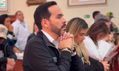 Abelardo de la Espriella rezando.
