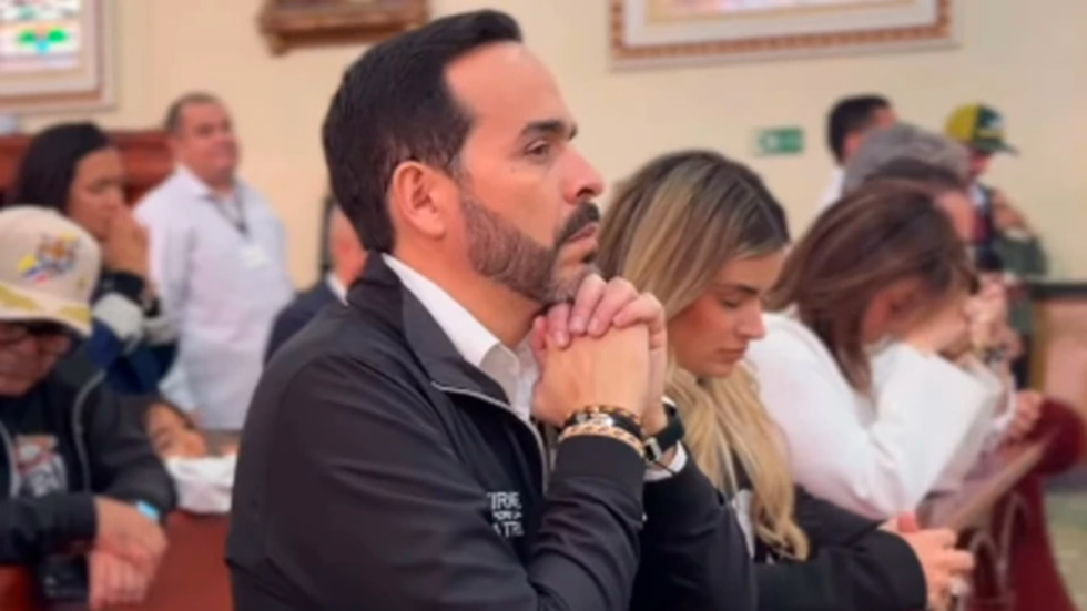 Abelardo de la Espriella rezando.