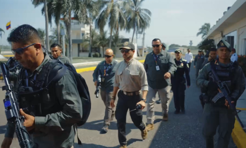 Abelardo de la Espriella, presidente de Colombia, durante un operativo policial. Se ve con el walkie talkie en la mano y rodeado de hombres de la fuerza pública.