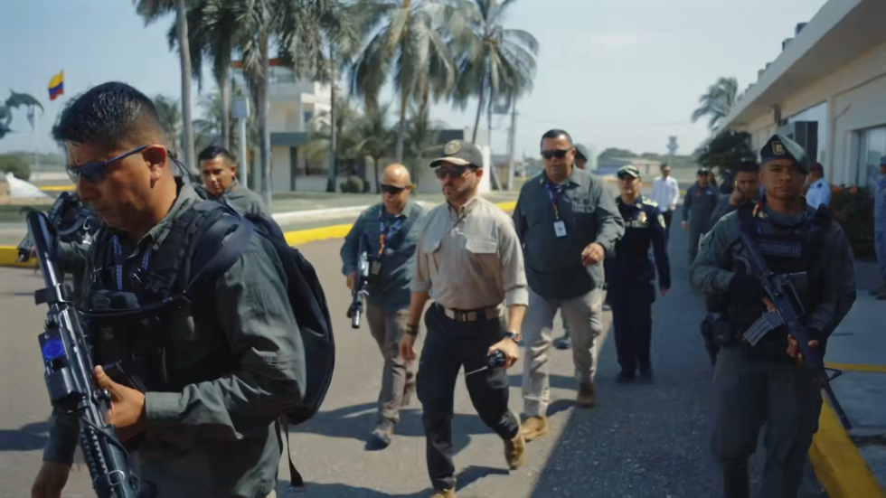 Abelardo de la Espriella, presidente de Colombia, durante un operativo policial. Se ve con el walkie talkie en la mano y rodeado de hombres de la fuerza pública.