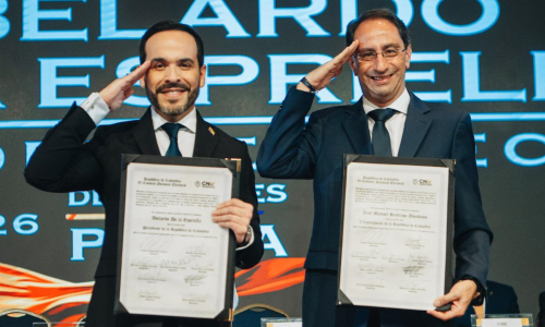El presidente electo Abelardo de la Espriella y el vicepresidente José Manuel Restrepo, posando con el saludo militar y sosteniendo las credenciales que los acreditan.