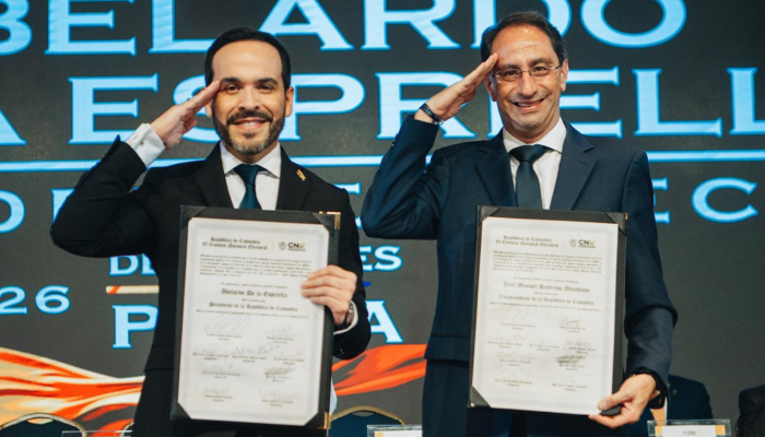 El presidente electo Abelardo de la Espriella y el vicepresidente José Manuel Restrepo, posando con el saludo militar y sosteniendo las credenciales que los acreditan.