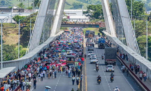 Protesta en Pereria, foto de la misma pasando por el Viaducto César Gaviria Trujillo.