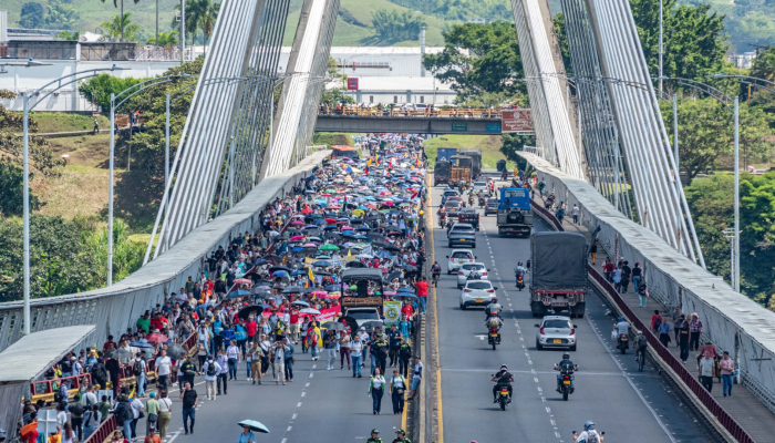 Protesta en Pereria, foto de la misma pasando por el Viaducto César Gaviria Trujillo.
