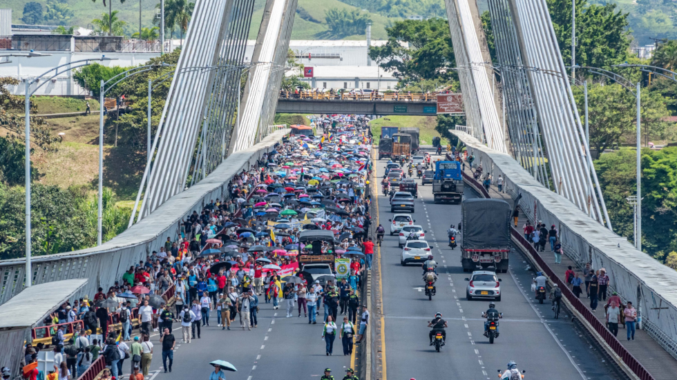 Protesta en Pereria, foto de la misma pasando por el Viaducto César Gaviria Trujillo.
