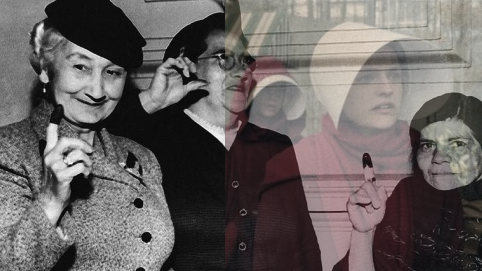 Imagen de las primeras mujeres en votar en Colombia, fotografía en blanco y negro, en contraste con los personajes femeninos de la serie El cuento de la criada.