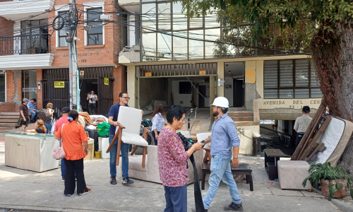 Después del terremoto muchas personas tuvieron que evacuar sus hogares, una de las escenas frecuente es la de los trasteos de algunas de muebles y enseres.