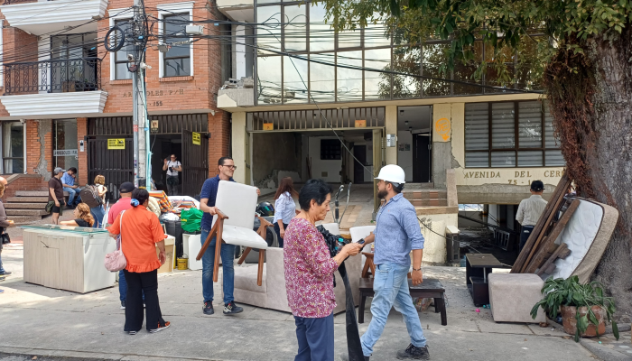 Después del terremoto muchas personas tuvieron que evacuar sus hogares, una de las escenas frecuente es la de los trasteos de algunas de muebles y enseres.