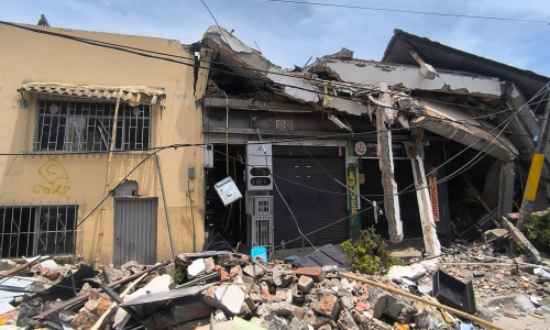 Foto de una casa completamente destruida por el terremoto del 10 de agosto de 2026.