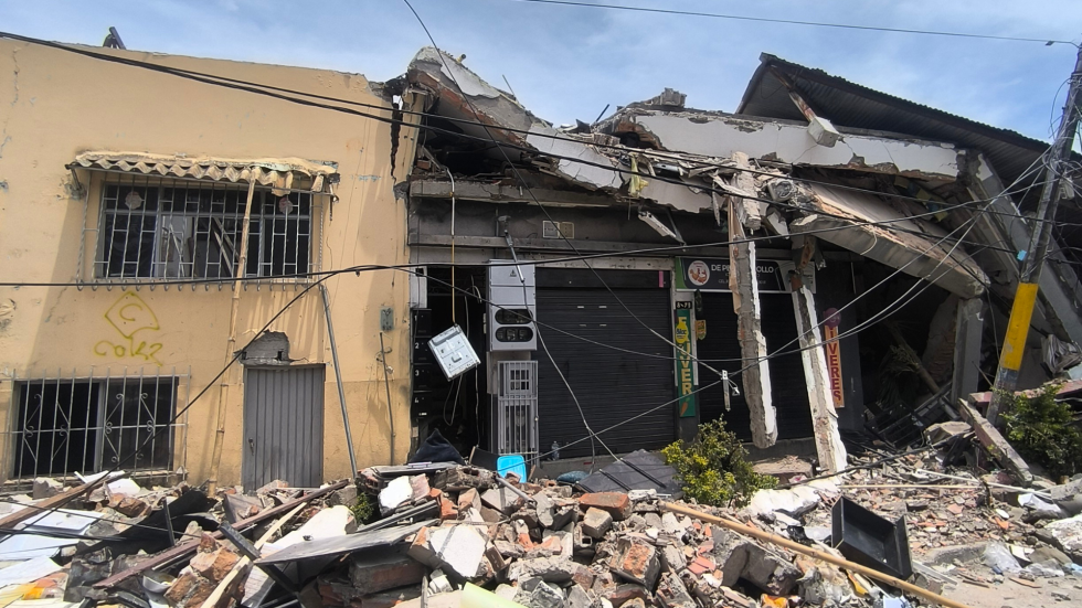 Foto de una casa completamente destruida por el terremoto del 10 de agosto de 2026.
