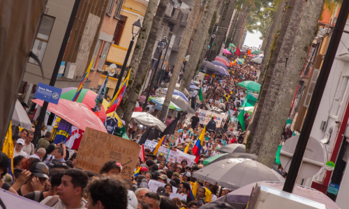 Foto de la protesta en Manizales que muestra una gran cantidad de personas en la carrera 22