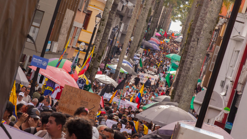 Foto de la protesta en Manizales que muestra una gran cantidad de personas en la carrera 22