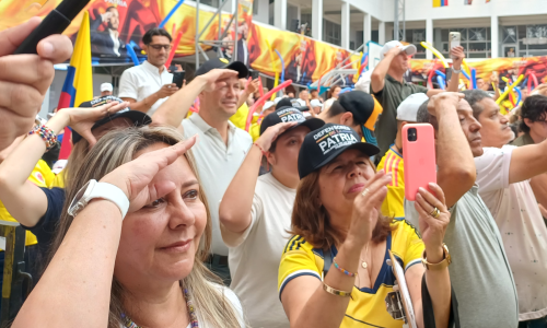 El público abelardista en el colegio Colseñora, en Manizales, el 9 de mayo de 2026.