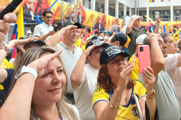 El público abelardista en el colegio Colseñora, en Manizales, el 9 de mayo de 2026.