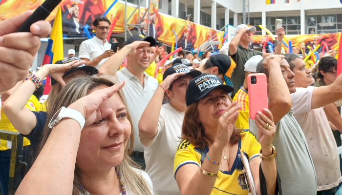 El público abelardista en el colegio Colseñora, en Manizales, el 9 de mayo de 2026.