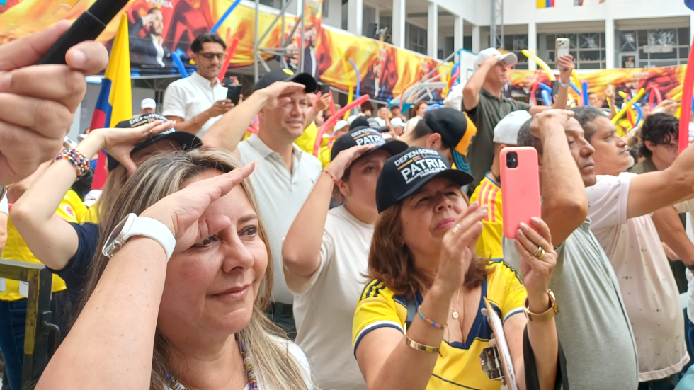 El público abelardista en el colegio Colseñora, en Manizales, el 9 de mayo de 2026.