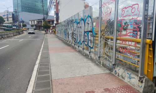 Puente Vizcaya con dibujos en el piso que dicen "vida" y frases que buscan que la gente no se quite la vida desde este lugar.