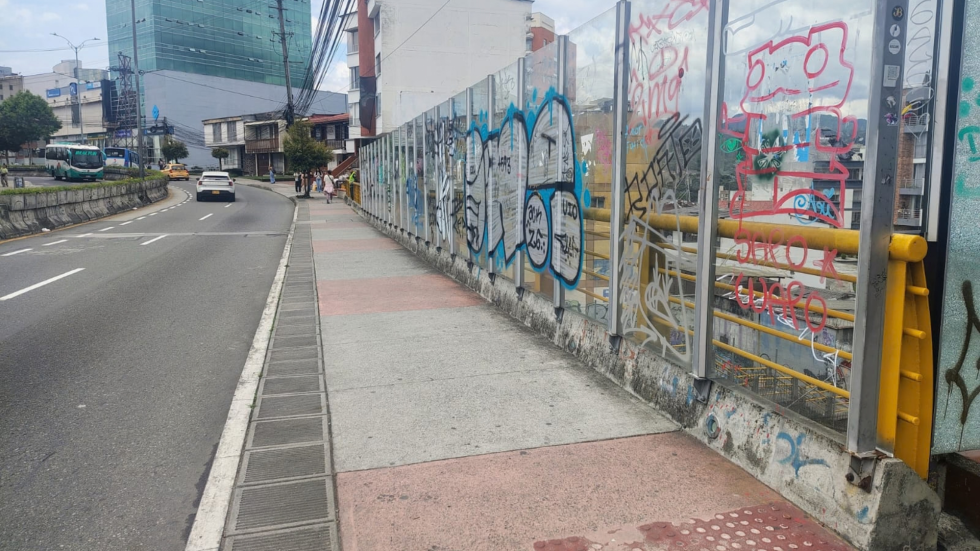 Puente Vizcaya con dibujos en el piso que dicen "vida" y frases que buscan que la gente no se quite la vida desde este lugar.