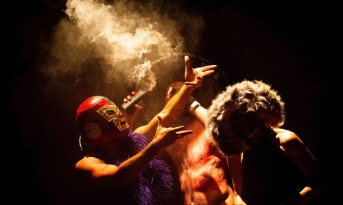 Foto de la obra de teatro Veias Abertas, presentada en el Festival de Teatro de Manizales.