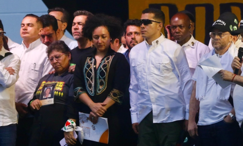 El presidente Gustavo Petro en una tarima en La Alpujarra con jefes de bandas criminales. /
