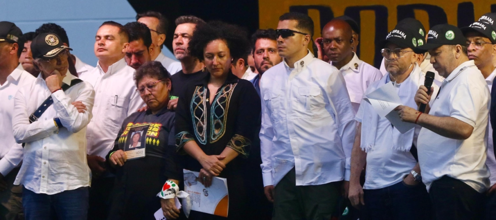 El presidente Gustavo Petro en una tarima en La Alpujarra con jefes de bandas criminales. /