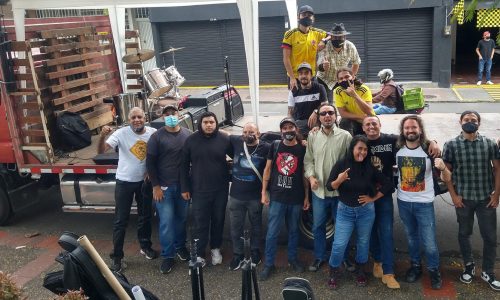 Grupo de rockeros de Pereira en brigadas de ayuda después del terremoto del 10 de agosto de 2026.