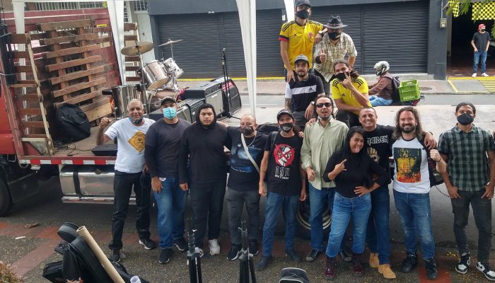 Grupo de rockeros de Pereira en brigadas de ayuda después del terremoto del 10 de agosto de 2026.