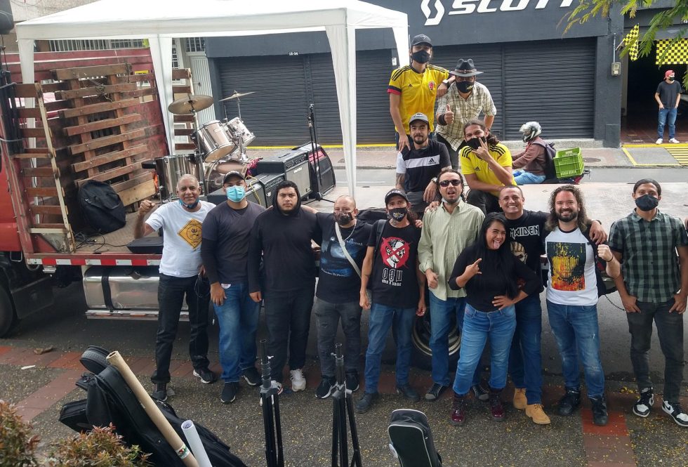 Grupo de rockeros de Pereira en brigadas de ayuda después del terremoto del 10 de agosto de 2026.