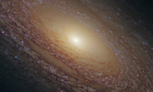 Imagen del Telescopio Hubble de un disco de estrellas girando en la espiral de la galaxia NGC 2841. /